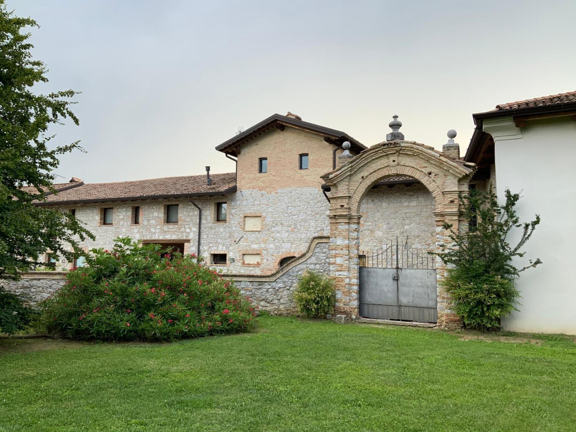 Borgo Palazzo Steffaneo Bed & Breakfast San Vito al Torre Eksteriør bilde
